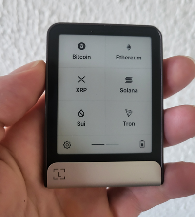 Ledger Flex hardware wallet showing installed apps for Bitcoin, Ethereum, Solana, Sui, Tron and more