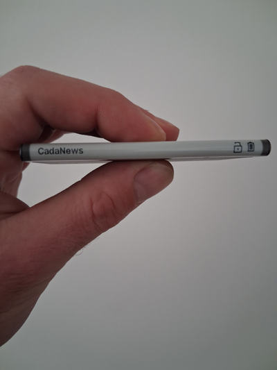 CadaNews wallet name and battery shown on Stax device